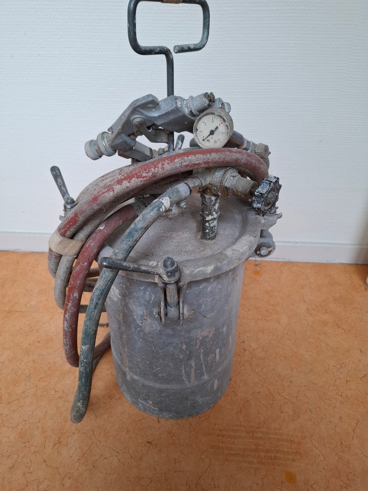 Verfspuit met drukvat en slangen, Ophalen