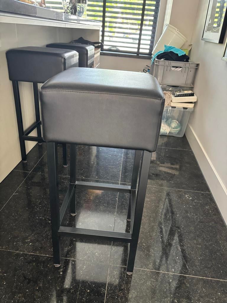 3 nette zwarte skai leren barkrukken H70, Huis en Inrichting, Barkrukken, Zo goed als nieuw, 60 tot 90 cm, Kunststof, 3 krukken
