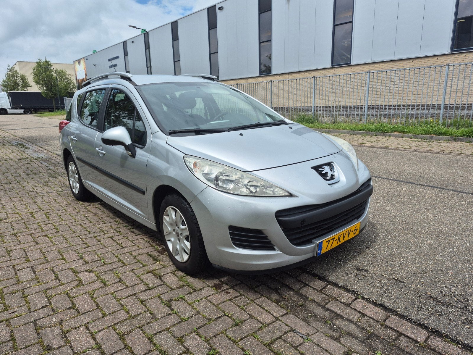 Peugeot 207 1.4 95pk 2010 Grijs Nieuwe apk, Voorwielaandrijving, Adaptieve lichten, Leder en Stof, Origineel Nederlands