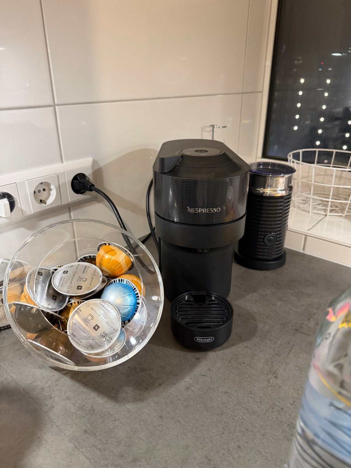 Nespresso Vertuo met Aeroccino en cups, Ophalen, Zo goed als nieuw, Koffiemachine, Koffiepads en cups