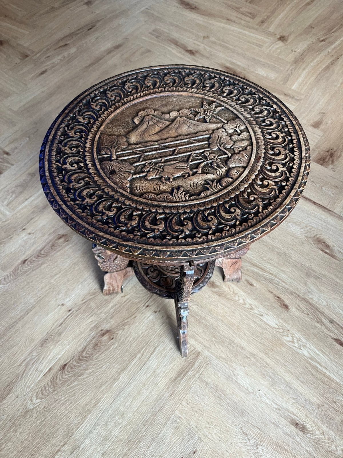 Uniek handgesneden houten bijzettafel met Balinese taferele, Ophalen of Verzenden