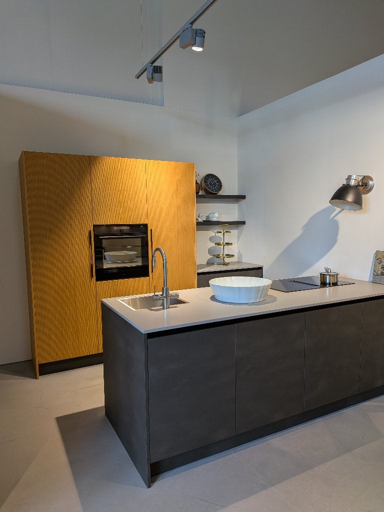 Showroomkeuken greeploos eiland dark grey echt hout