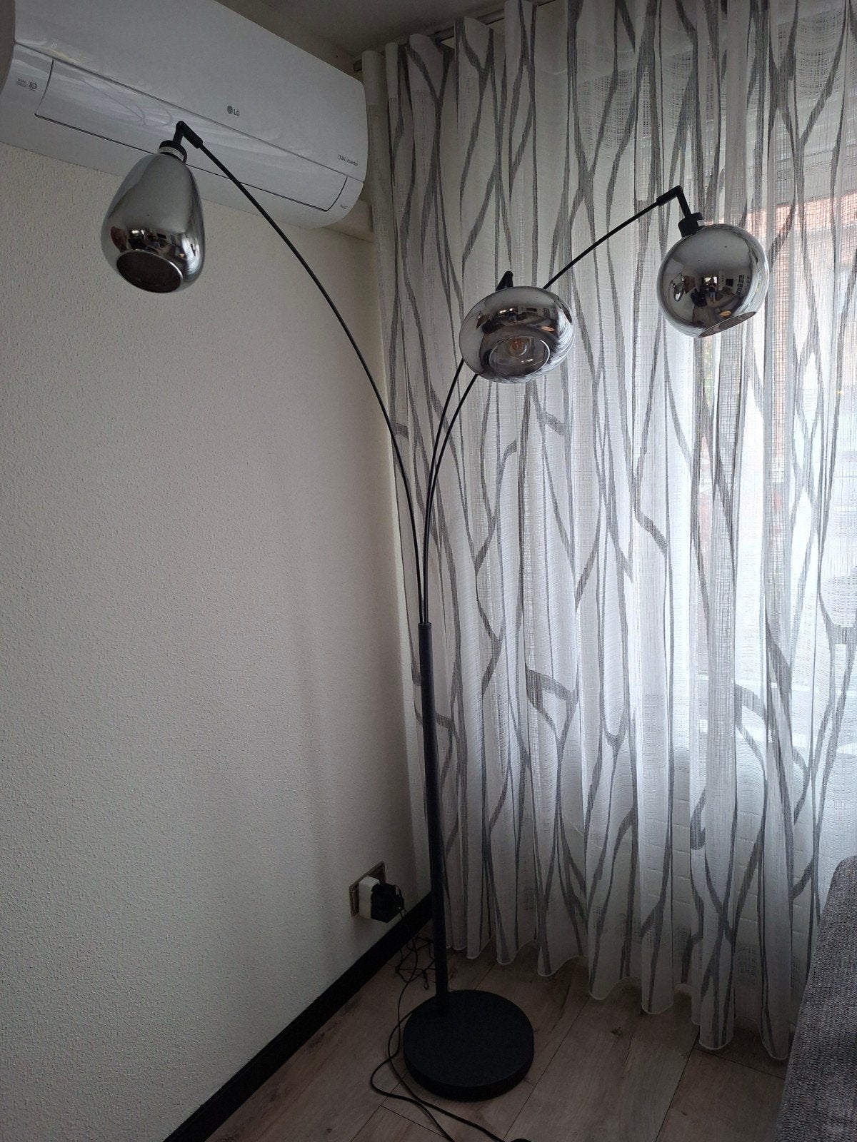 Moderne booglamp met 3 glazen bollen, Huis en Inrichting, Ophalen, E14 (klein), Zo goed als nieuw, Glas