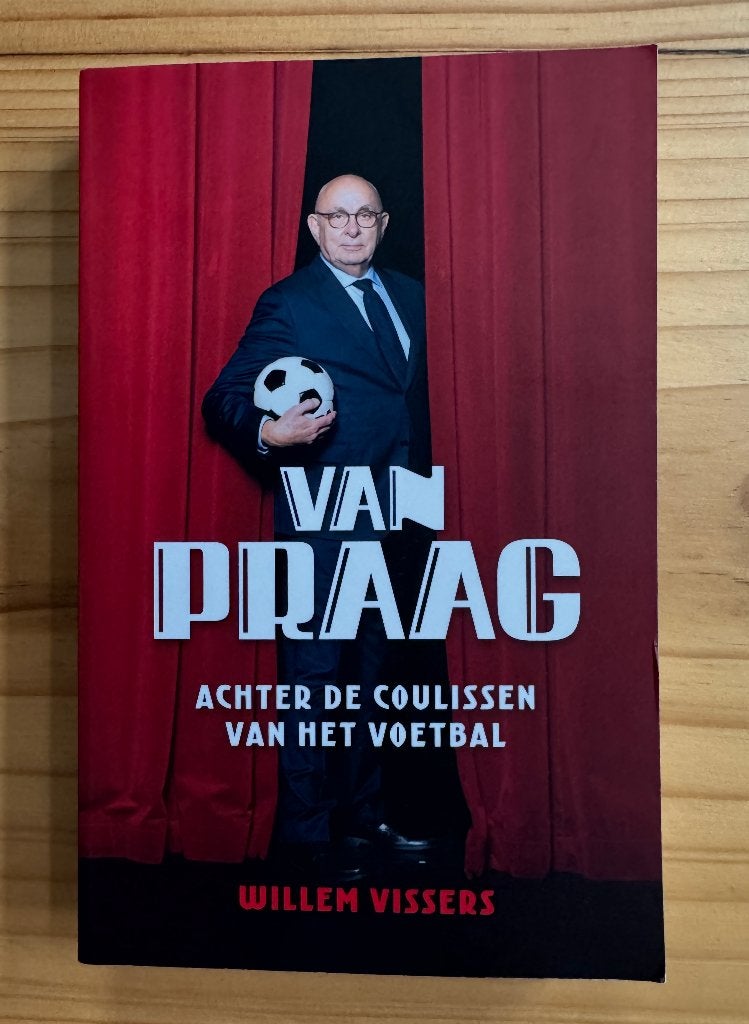 Boek: Van Praag - Achter de coulissen van het voetbal NIEUW, Ophalen of Verzenden, Nieuw, Balsport