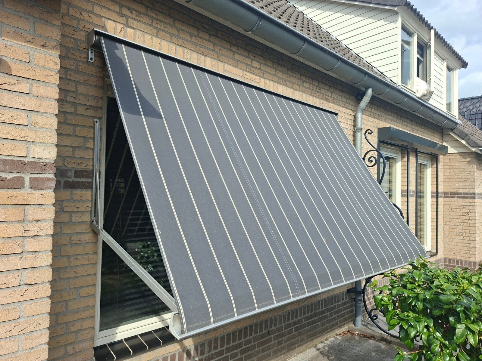 Zonnescherm- Grijs met witte strepen -, Tuin en Terras, Ophalen, Gebruikt, 450 cm of meer, 150 tot 300 cm