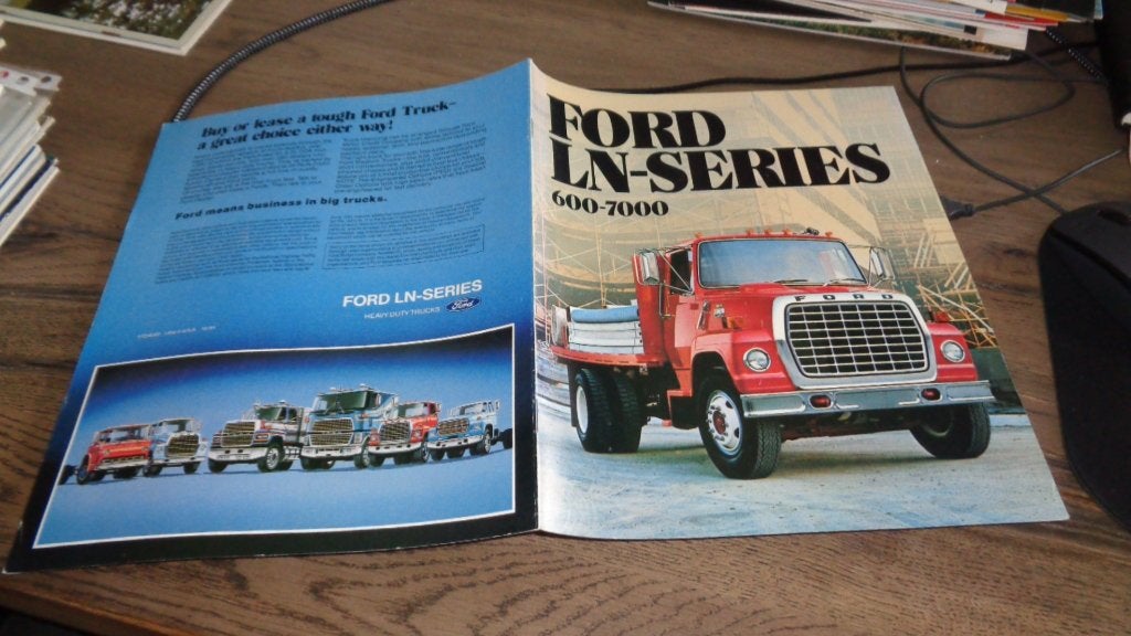 USA Folder  FORD  LN - SERIES  600 - 7000  ,  1982, Boeken, Verzenden, Zo goed als nieuw, Ford