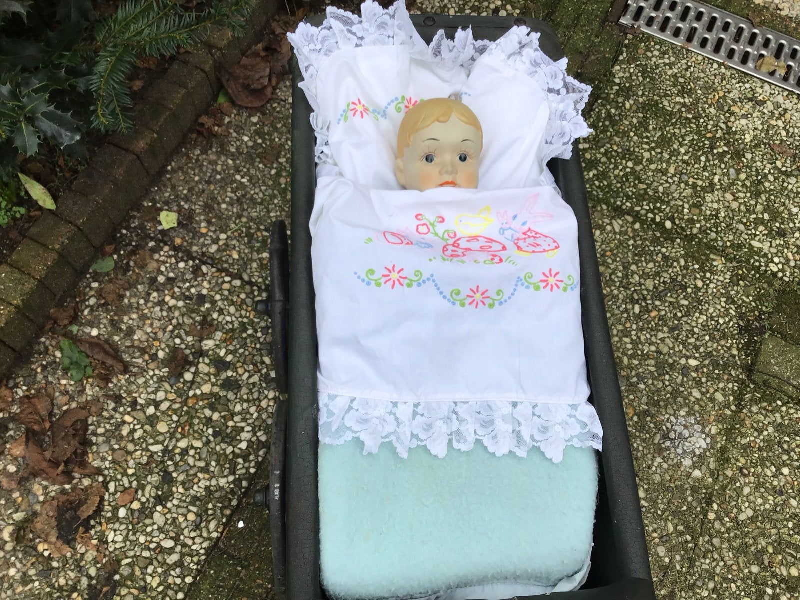 Antieke poppenwagen met pop, Ophalen of Verzenden, Gebruikt, Pop