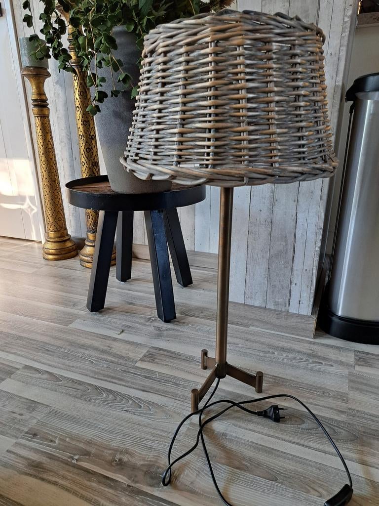 Tafellamp met bronzen voet en rieten kap, Huis en Inrichting, Lampen | Tafellampen, Gebruikt, 50 tot 75 cm, Landelijk, Bohemian, Natuurlijk