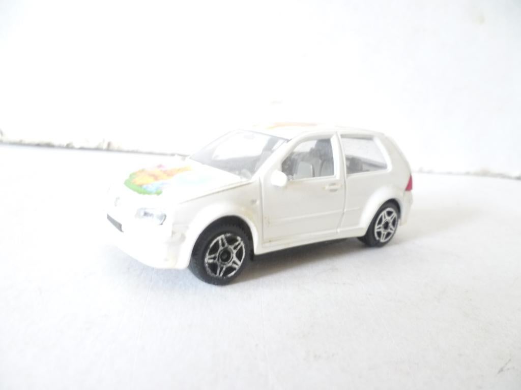 Bburago Volkswagen Golf 1998 Winnie the Pooh 1:43 auto, Hobby en Vrije tijd, Modelauto's | 1:43, Ophalen of Verzenden, Zo goed als nieuw