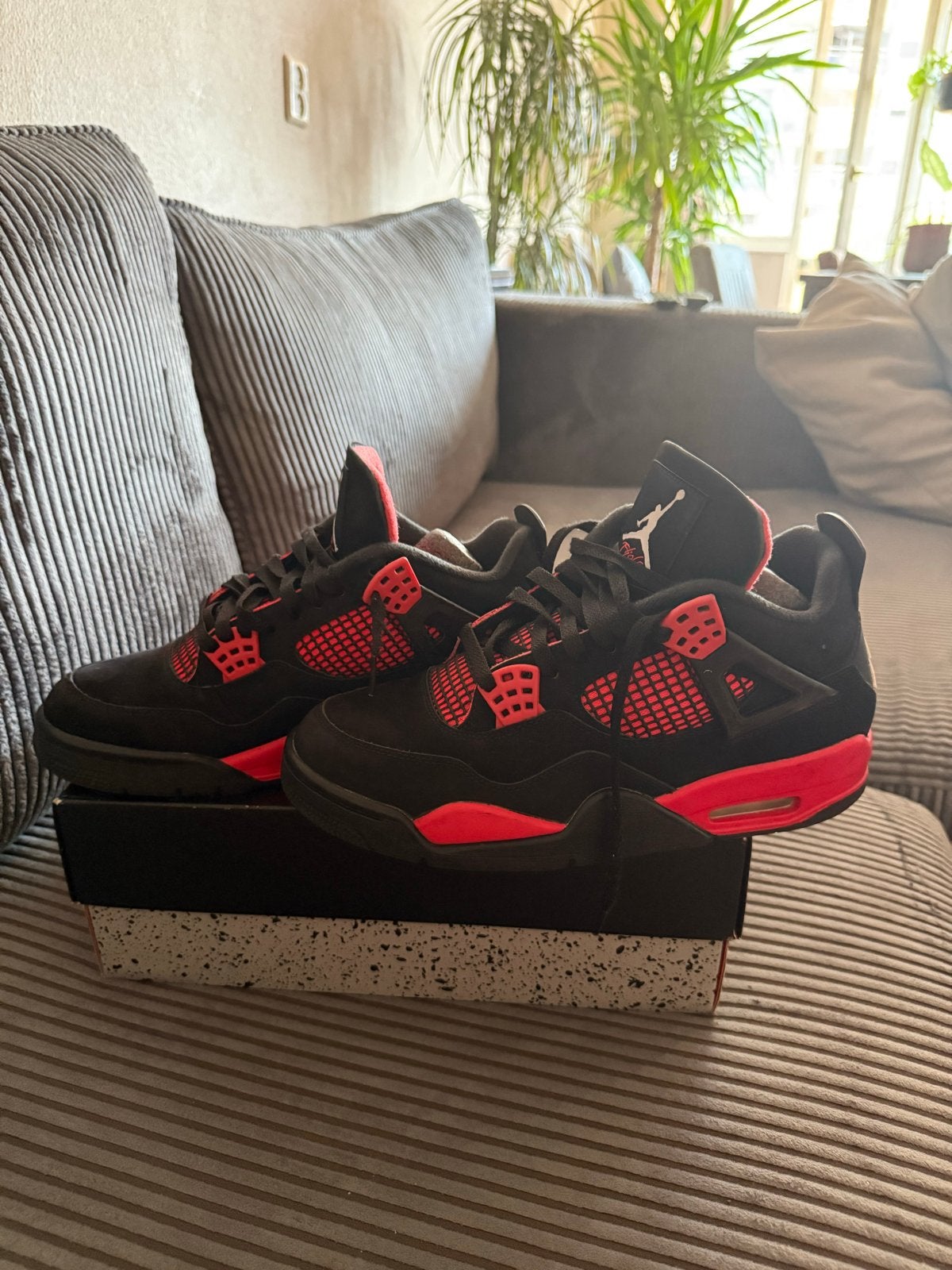 Jordan 4 Retro Red Thunder - Zo goed als nieuw!, Kleding | Heren, Schoenen, Ophalen of Verzenden, Zo goed als nieuw, Zwart, Sneakers of Gympen