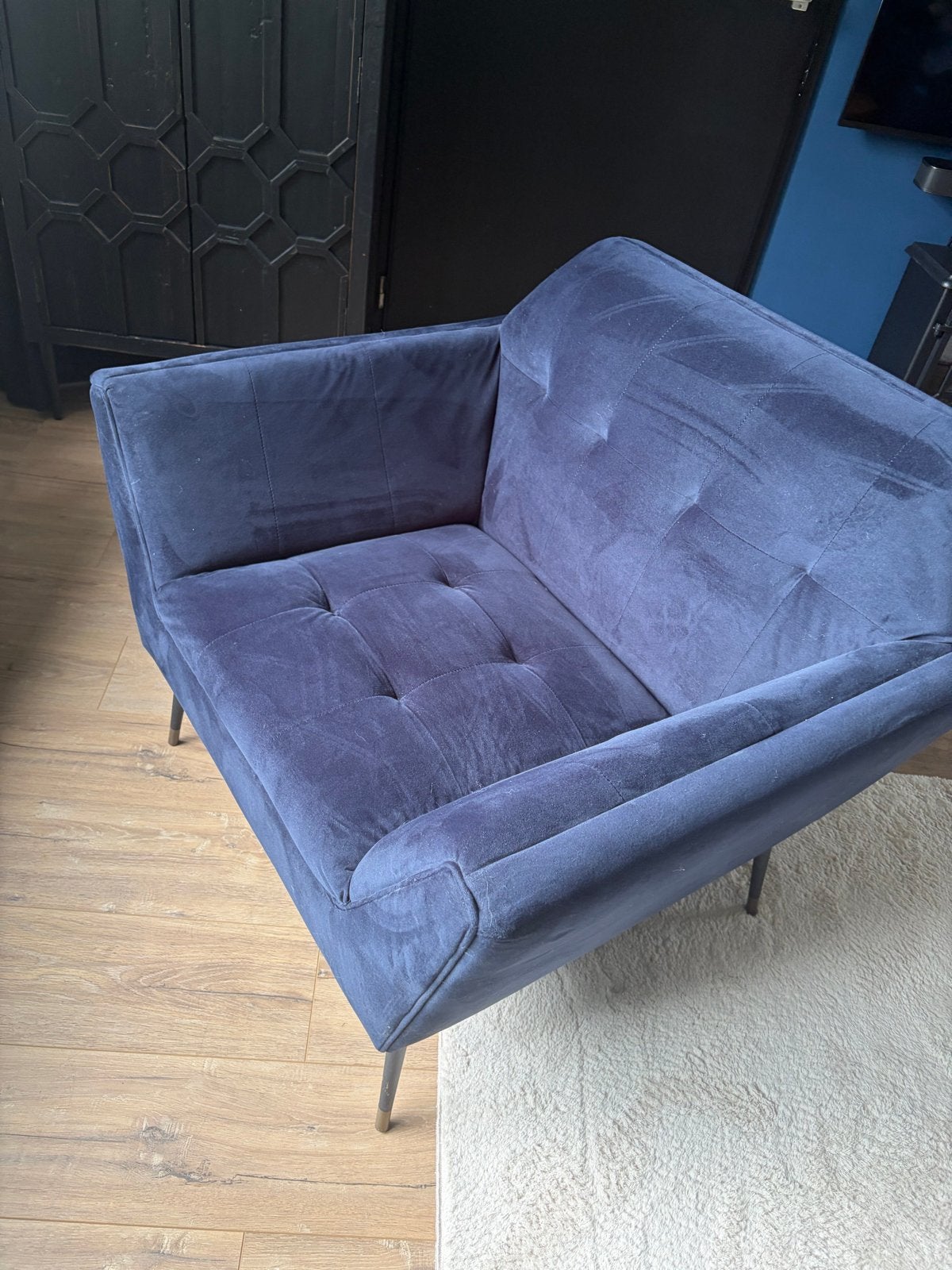 Blauwe velvet fauteuil van Dutchbone, Huis en Inrichting, Fauteuils, Ophalen, Gebruikt, Stof, 75 tot 100 cm