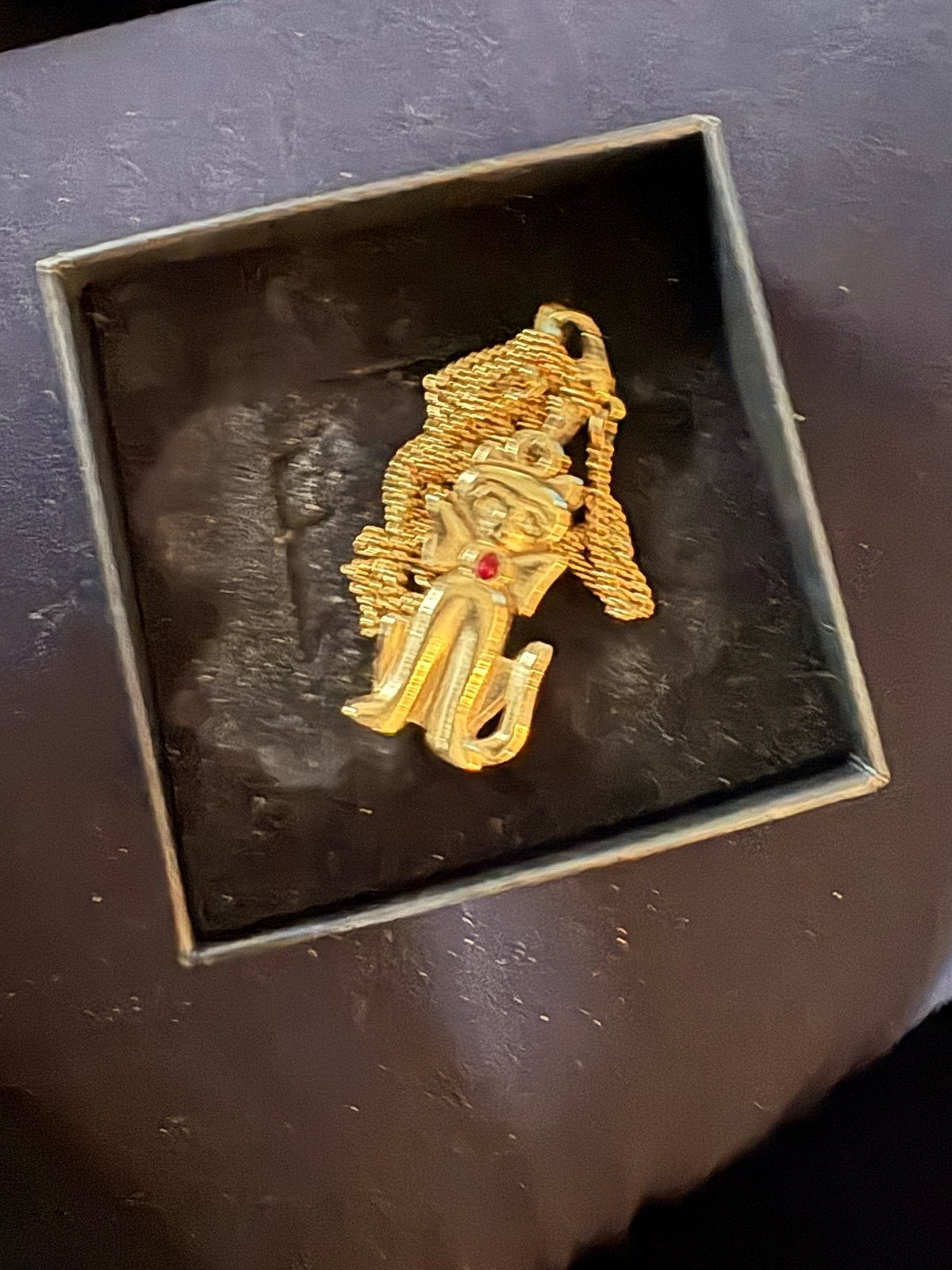 Goudkleurige ketting met hanger, Gebruikt, Ophalen of Verzenden, Goud, Overige materialen