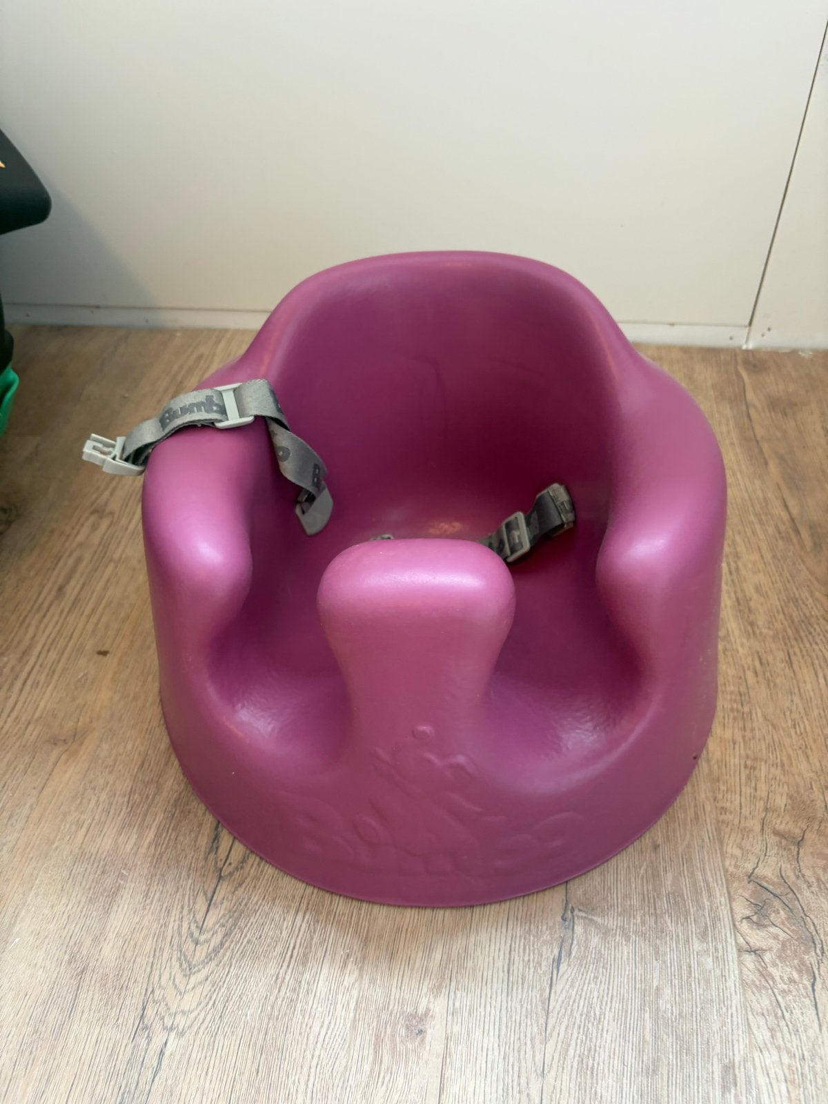 Bumbo Vloerstoeltje - Roze met Gordel, Kinderen en Baby's, Kinderstoelen, Ophalen of Verzenden, Gebruikt, Overige typen, Gordel(s)