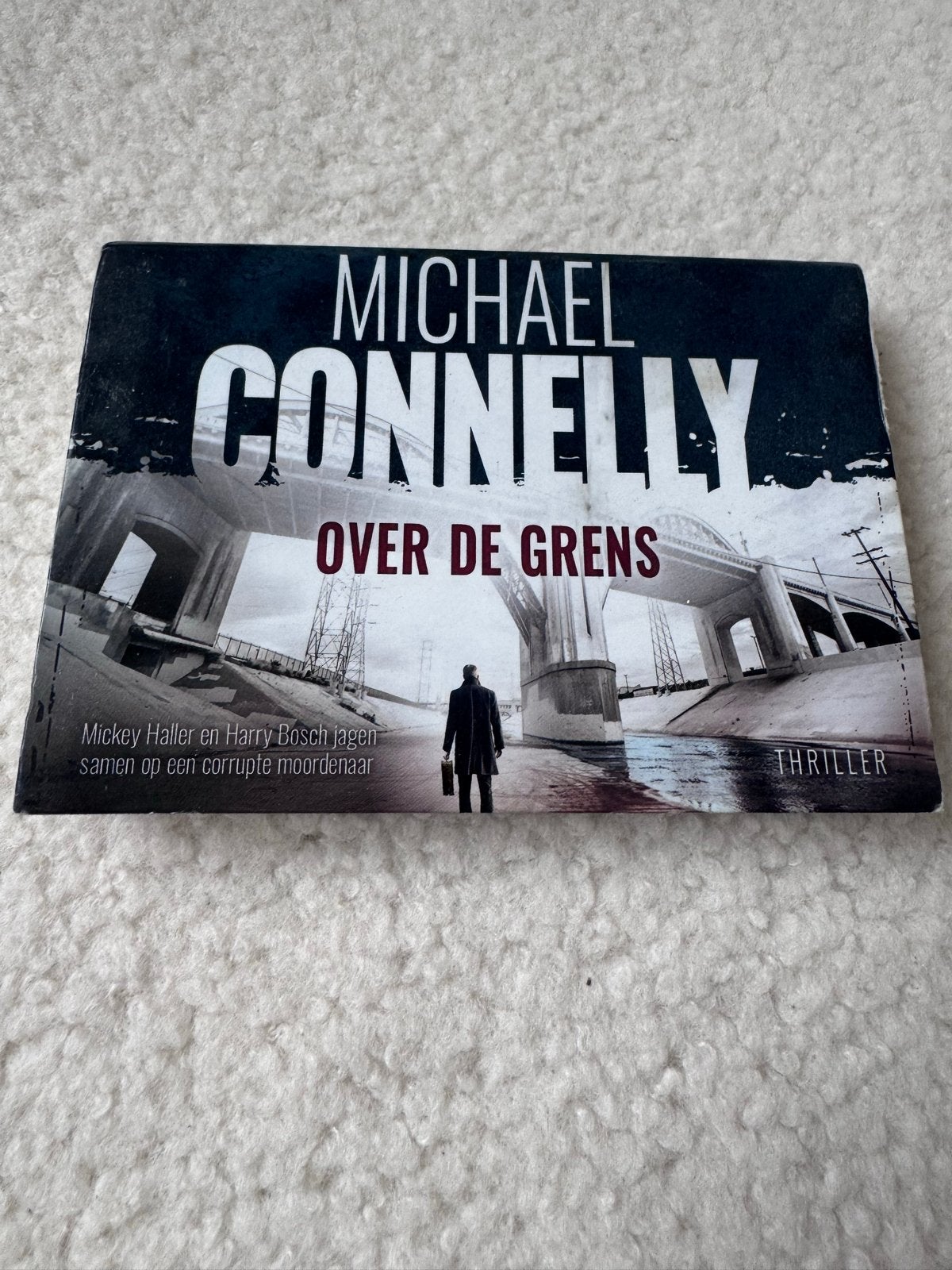 Michael Connelly - Over de Grens (Dwarsligger), Ophalen of Verzenden, Gelezen