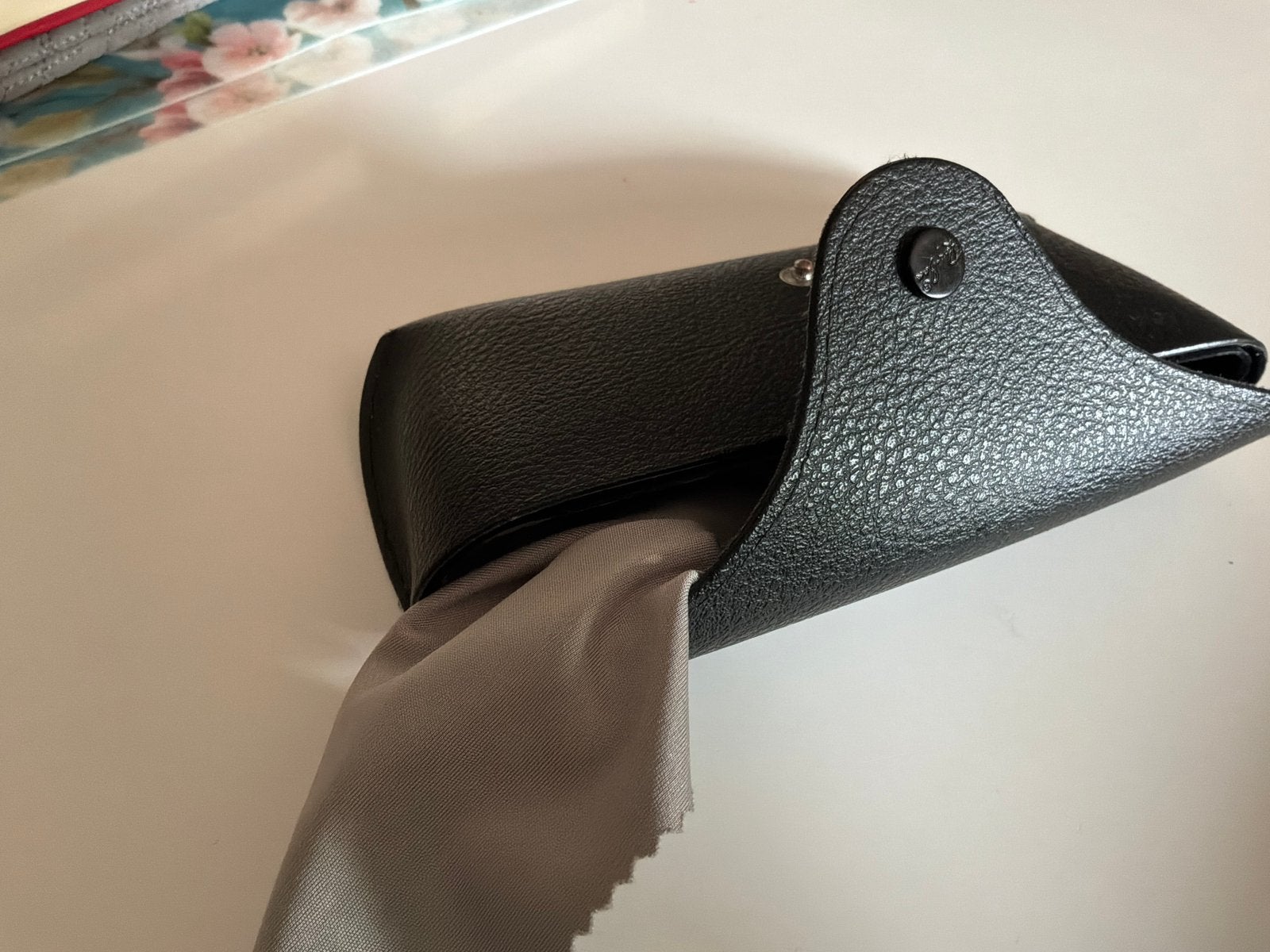Zwart zonnebril tasje etui leer leder met doekje , Ray Ban, Zonnebril, Verzenden, Zwart, Zo goed als nieuw