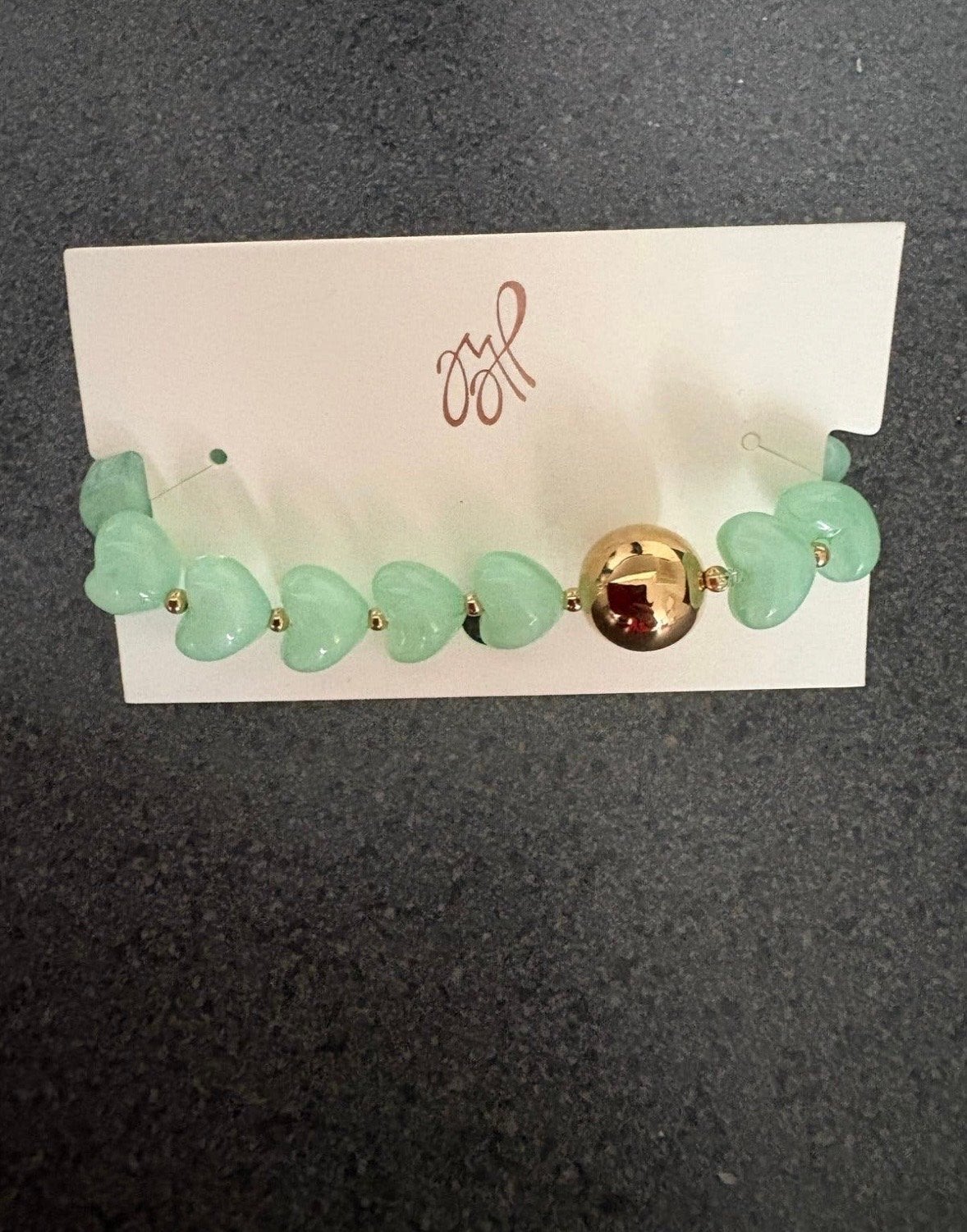 Armband met hartjes en gouden kraal, Verzenden, Nieuw, Elastiek, Met bedels of kralen