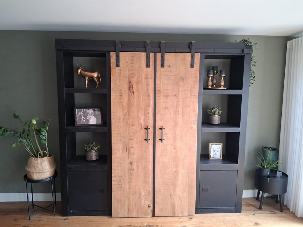 Zwarte tv kast met verlichting en mango houten deuren, Huis en Inrichting, Ophalen, Overige materialen, 200 cm of meer, Zo goed als nieuw