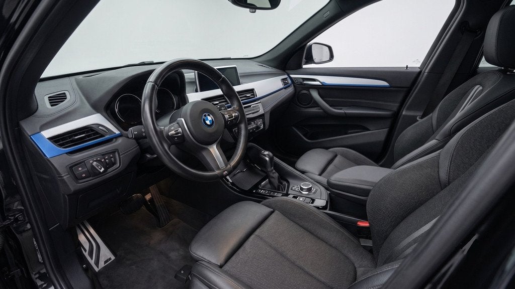 BMW X1 xDrive25e executive M-Sport | Trekhaak | Camera | Dea, Auto's, BMW, Gebruikt, Leder en Stof, Zwart, Bedrijf