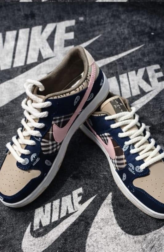 Nike SB Dunk Low Travis Scott - Maat 43 - Nieuw, Kleding | Heren, Schoenen, Ophalen of Verzenden