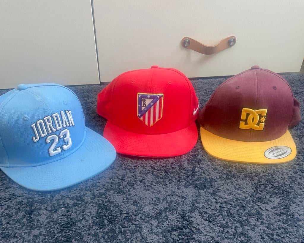 Diverse petten:Jordan, Atlético Madrid, DC Shoes, Kleding | Heren, Hoeden en Petten, Ophalen of Verzenden, Zo goed als nieuw, One size fits all