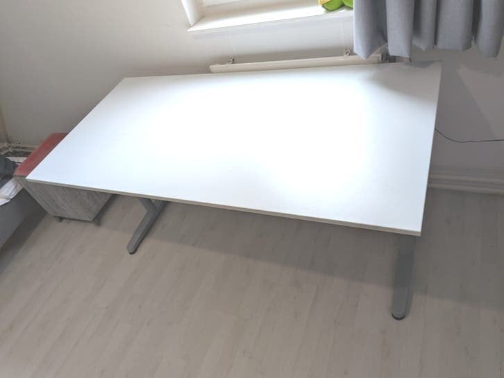 Ikea Galant Bureau 160x80 cm wit met grijze poten, Ophalen, 160 cm, In hoogte verstelbaar, Zo goed als nieuw