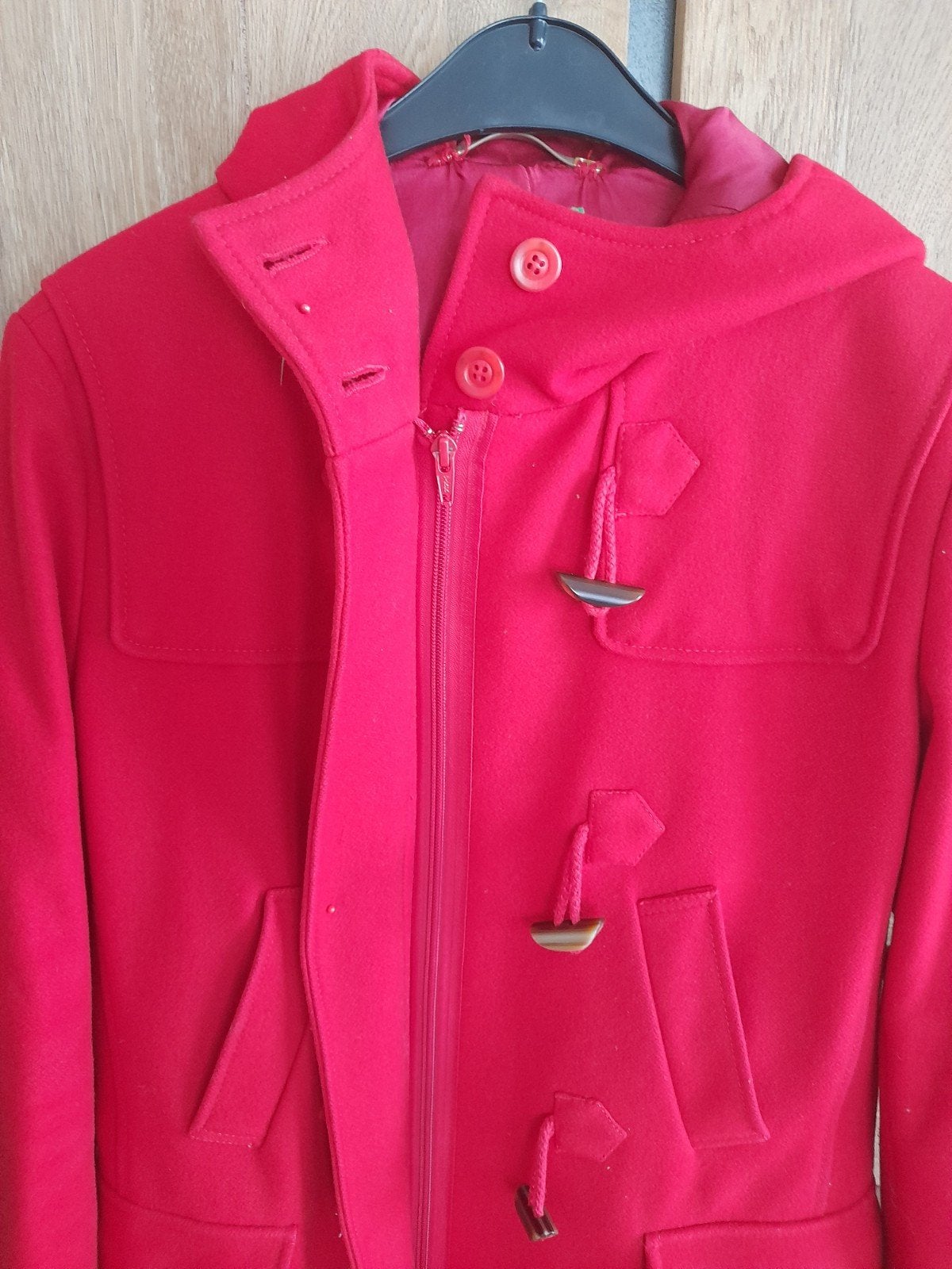 Leuke vlotte rode jas van United Colors of Benetton, Maat 38/40 (M), Ophalen of Verzenden, United Colors of Benetton, Gedragen