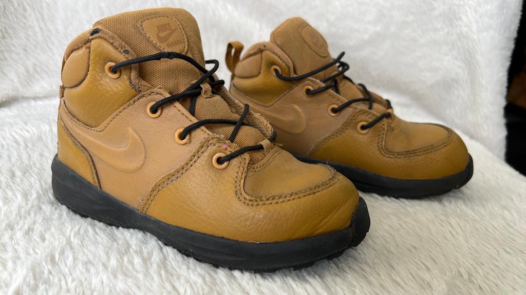 Nike manoa maat 27, Ophalen of Verzenden, Zo goed als nieuw, Jongen, Schoenen