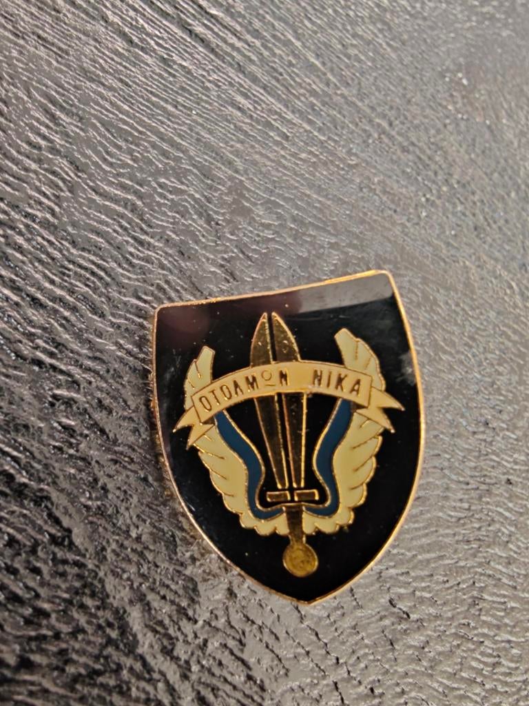 Griekse leger Commando pin 1st Raider Paratroop, Verzamelen, Ophalen of Verzenden, Landmacht, Nederland, Embleem of Badge