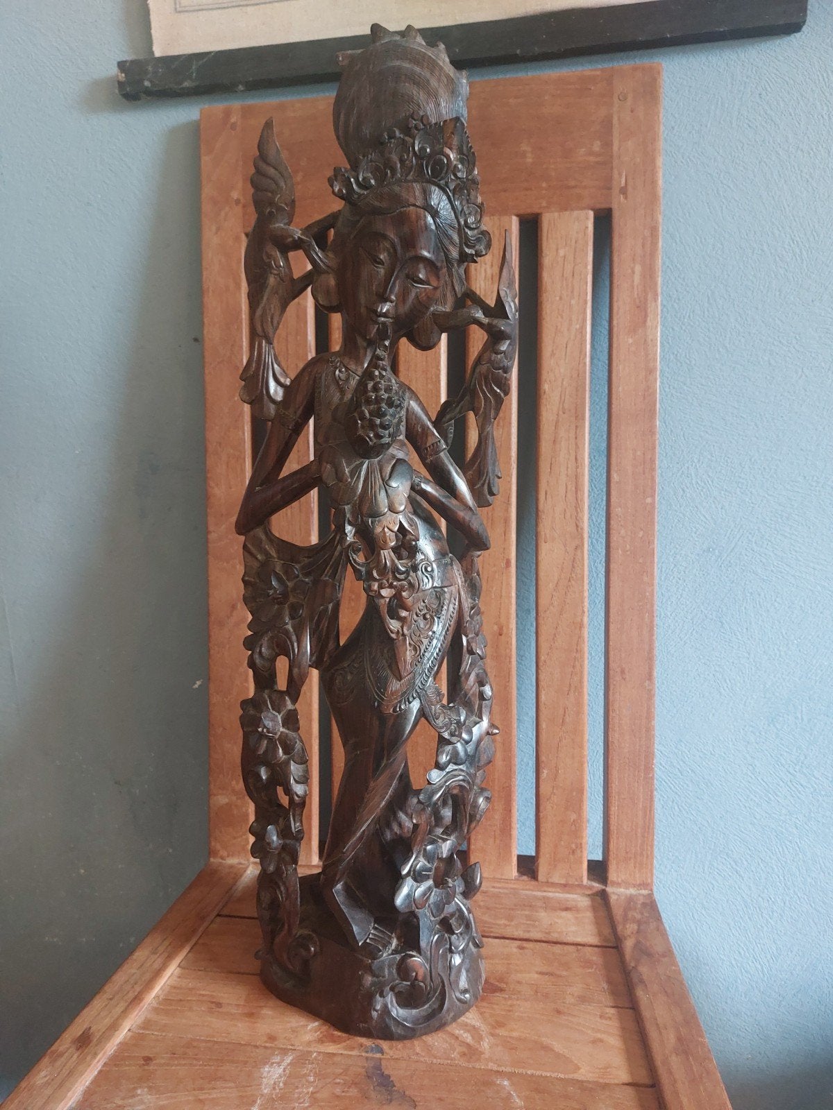 Groot Balinees houtsnijwerk vrouw met vogels- 64cm, Antiek en Kunst, Ophalen