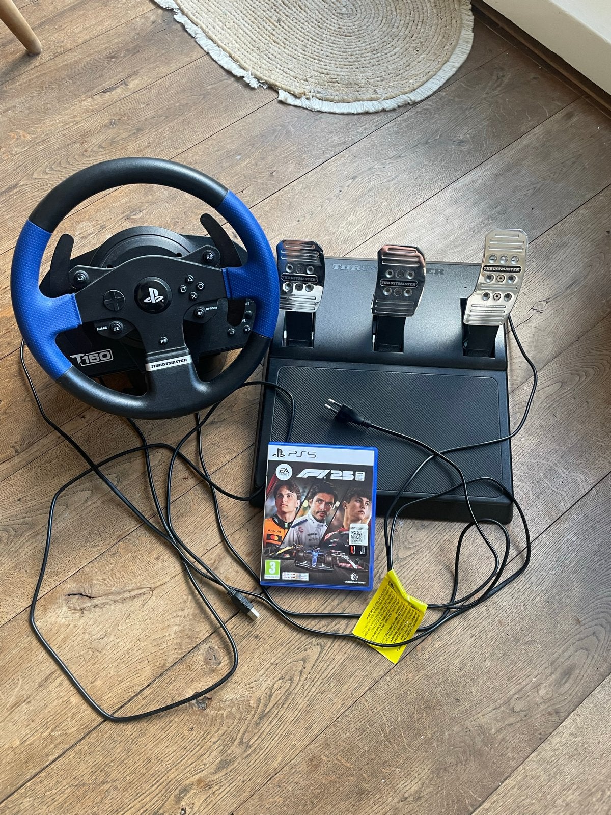 Thrustmaster T150 + 3 pedalen + F1 2025, Spelcomputers en Games, Ophalen, Zo goed als nieuw, Stuur of Pedalen, PlayStation 5