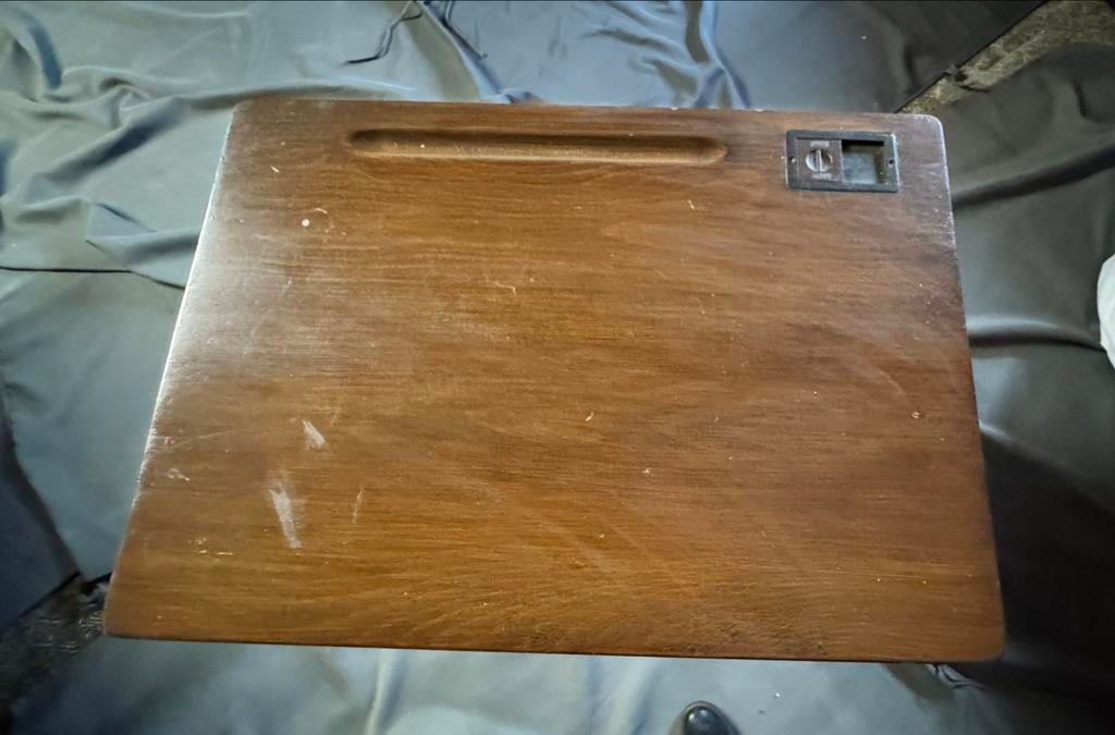 Houten schoolbankje / lessenaartje, Ophalen, Gebruikt
