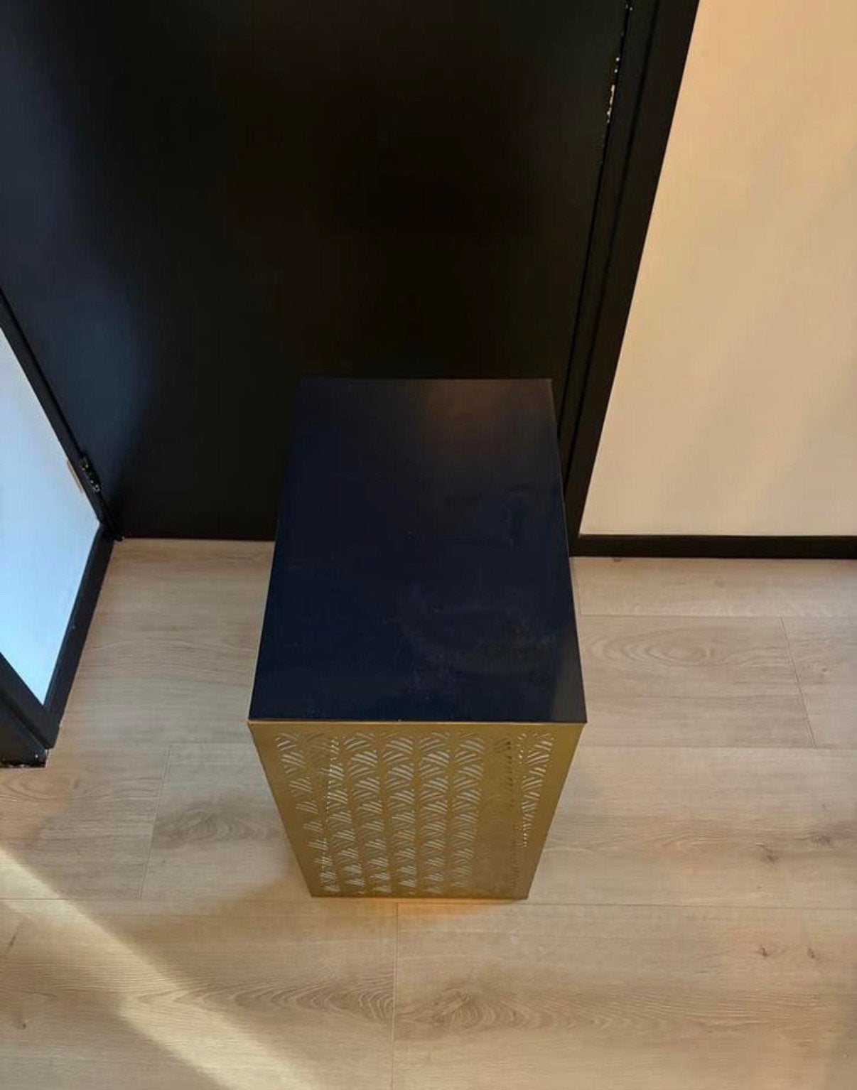 Sissy Boy bijzettafel - Blauw met goudkleurig onderstel, Minder dan 55 cm, Gebruikt, Metaal of Aluminium, Rechthoekig