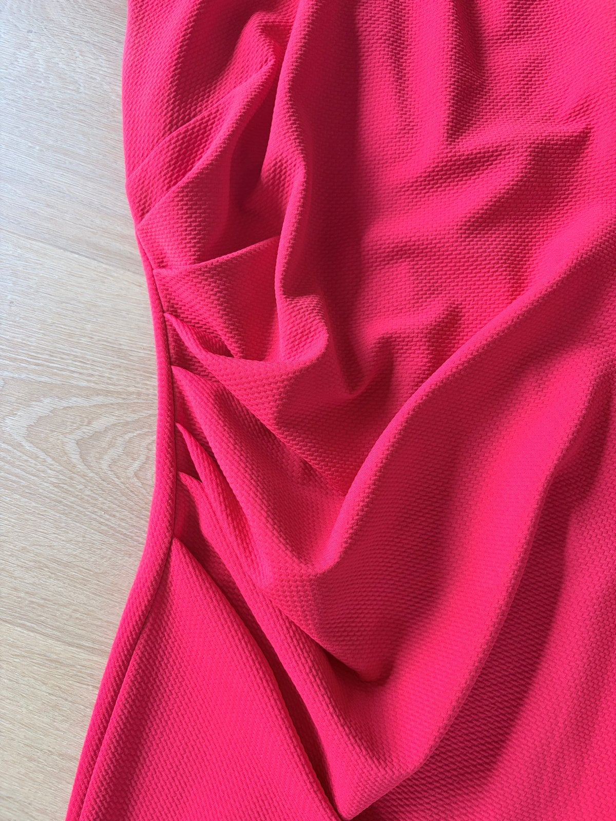 Mooie rode jurk met ruches, maat S, Ophalen of Verzenden, Zo goed als nieuw, Maat 36 (S), Boven de knie