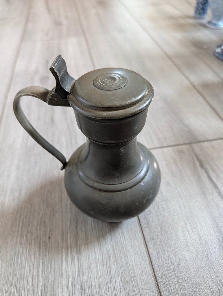 Mooie robuuste tinnen schenkkan met deksel - Hans Klein, Antiek en Kunst, Ophalen of Verzenden