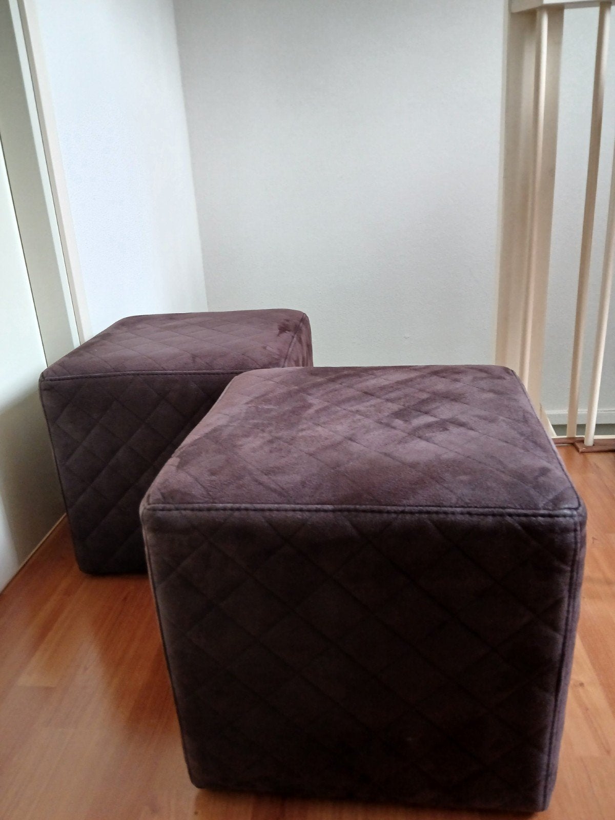 2x AUbergine Poef / Hocker  NIEUWSTAATl, Ophalen, Zo goed als nieuw, Textiel