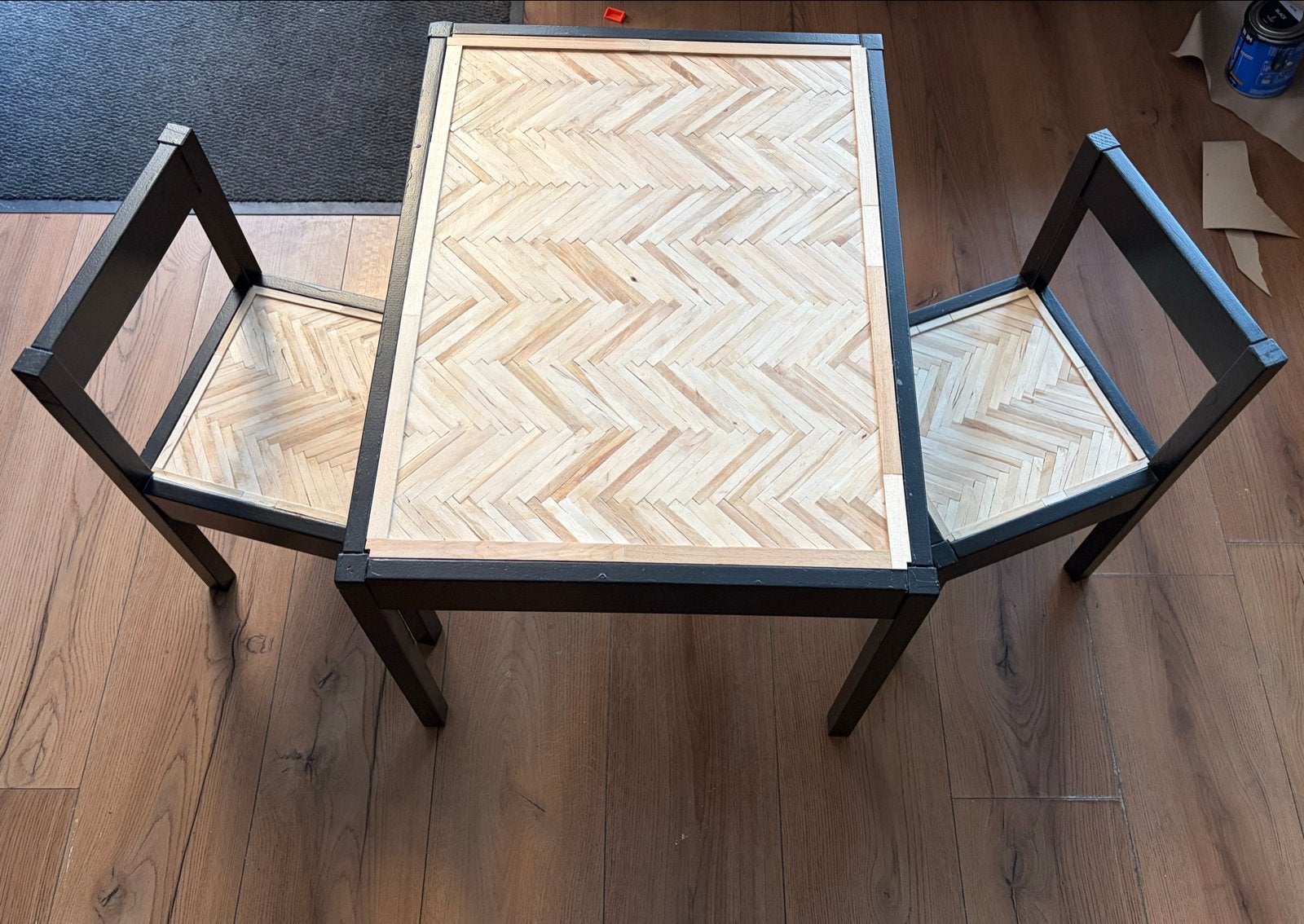 Kindertafel met 2 stoeltjes - Visgraat Houtlook, Ophalen, Gebruikt, Tafel(s) en Stoel(en)