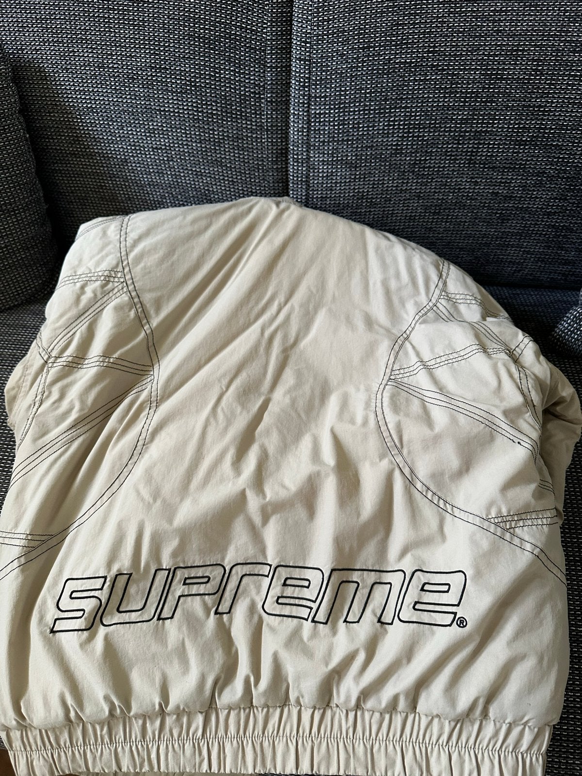 Supreme Zig Zag Stitch Puffer Jacket Beige Maat S, Ophalen of Verzenden, Nieuw, Maat 36 (S), Beige