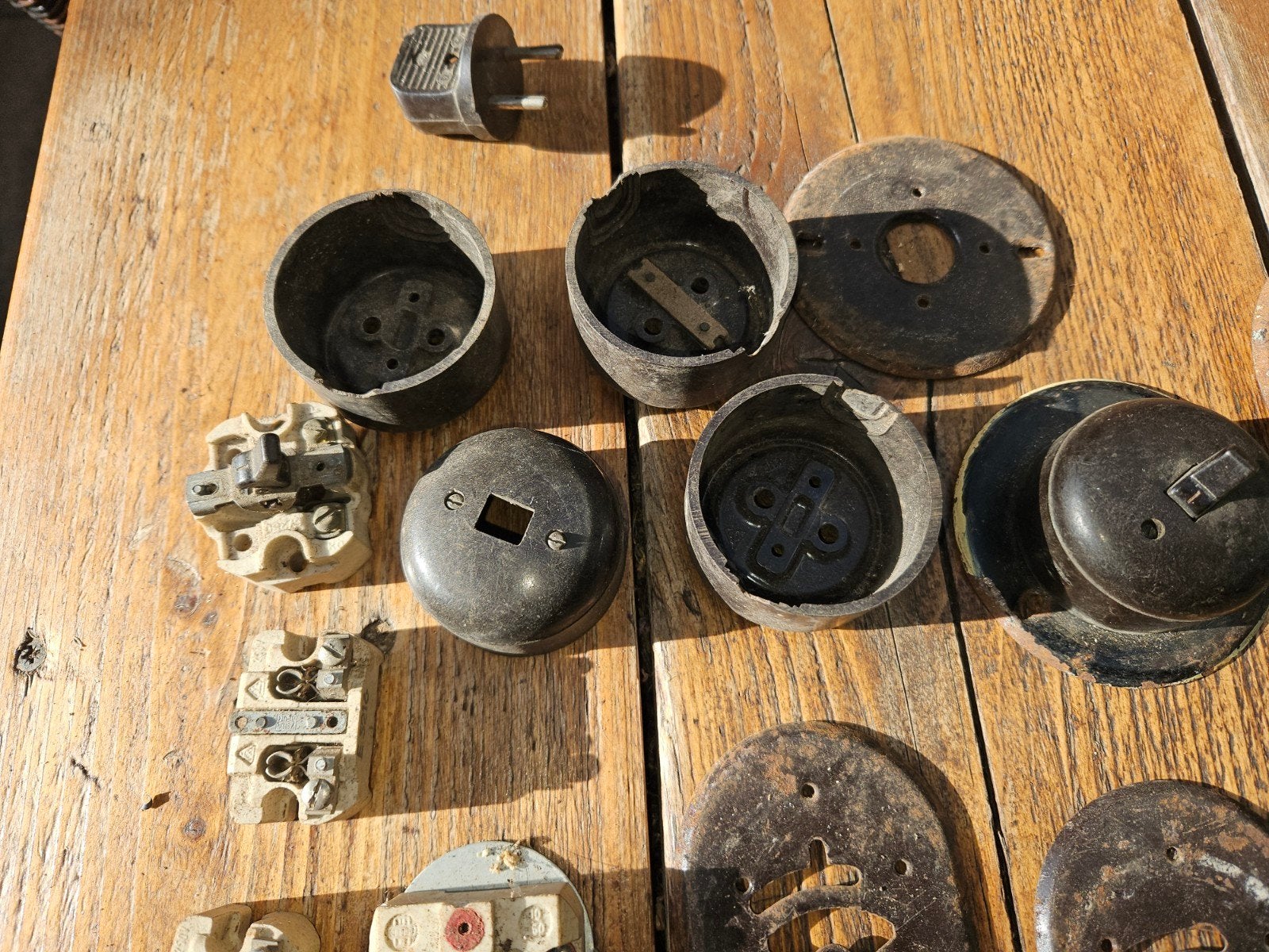 Oude schakelaars en stopcontacten - Vintage elektra, Ophalen of Verzenden