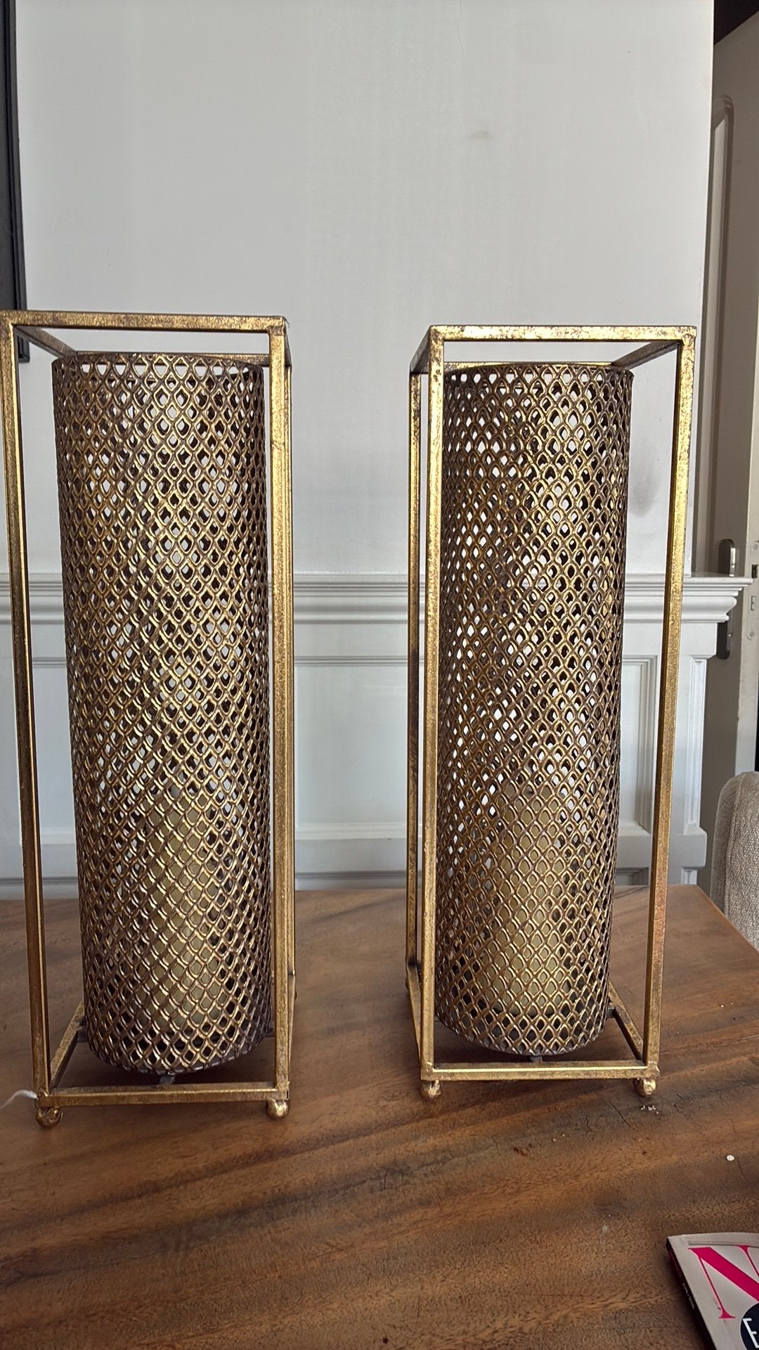 2 x goudkleurige windlichten 47 cm hoog en 15 cm breed, Overige kleuren, 25 tot 50 cm, Ophalen of Verzenden, Zo goed als nieuw