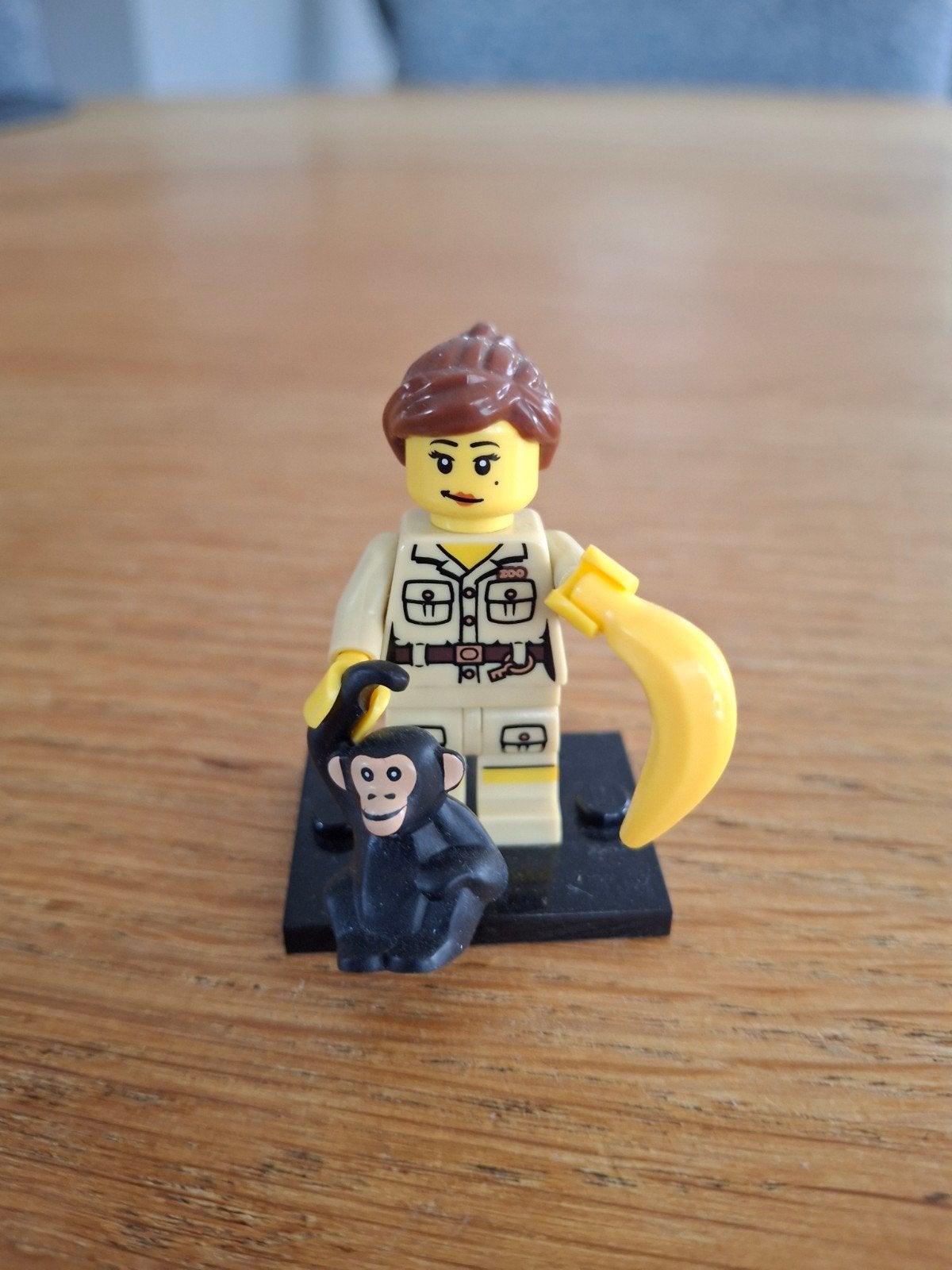Lego minifiguur dierentuinverzorger met aap en banaan, Ophalen of Verzenden, Zo goed als nieuw, Overige merken