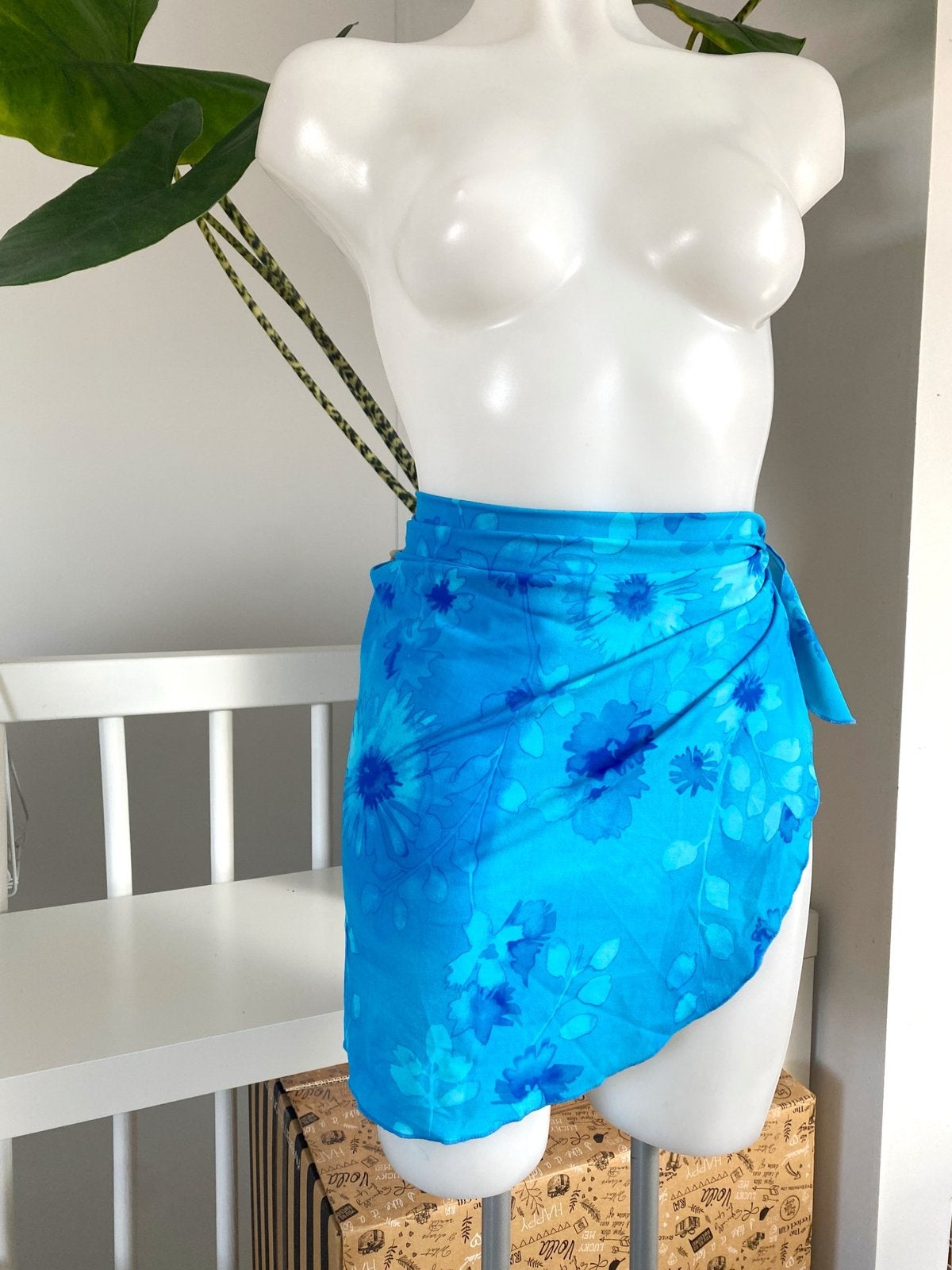 Blauwe pareo met bloemenprint one size, Ophalen of Verzenden, Zo goed als nieuw, Blauw, Overige typen