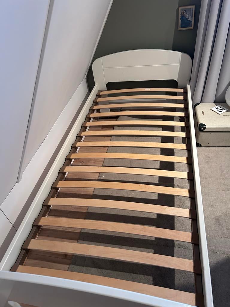 Eenpersoonsbed 90x200cm met zo goed als nieuw matras, Huis en Inrichting, Slaapkamer | Bedden, Ophalen, 90 cm, Eenpersoons, Wit