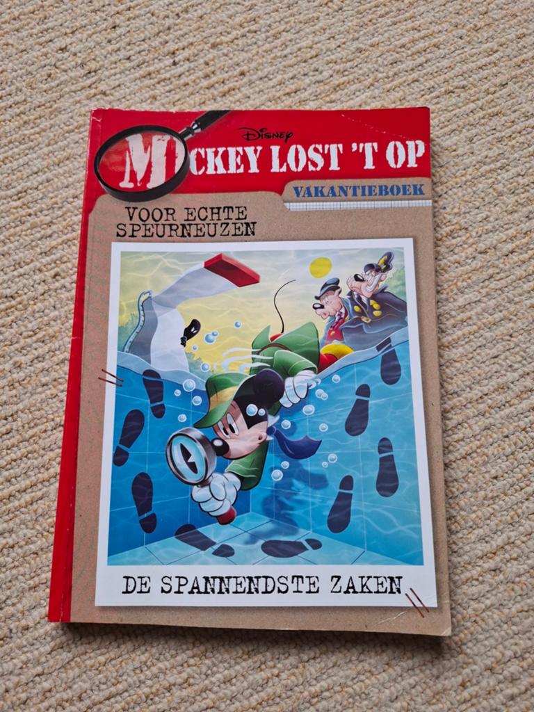 Mickey Lost 't Op - Vakantieboek voor echte speurneuzen, Boeken, Ophalen of Verzenden, Gelezen, Disney