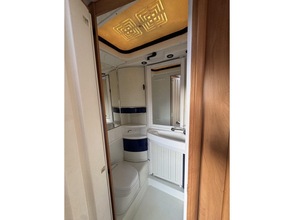 Foto 16 van Hymer B544 Kleine compacte intergaal camper voor 5 personen