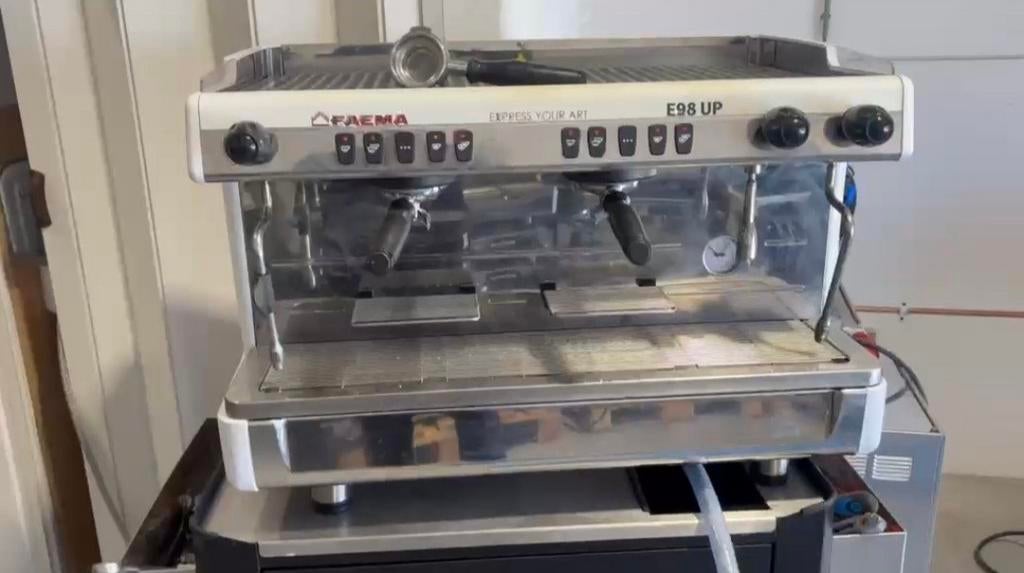 Faema E98 UP 2-groeps koffiemachine - Zo goed als nieuw, Ophalen, 10 kopjes of meer, Koffiemachine, Koffiebonen
