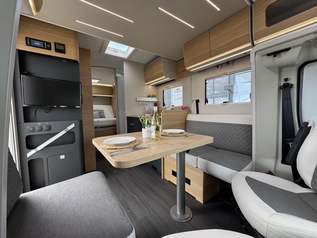 Adria Matrix 650 DC Automaat Face to Face 2025 Lage KM stand, Caravans en Kamperen, Automaat, Fiat, Bedrijf, Diesel