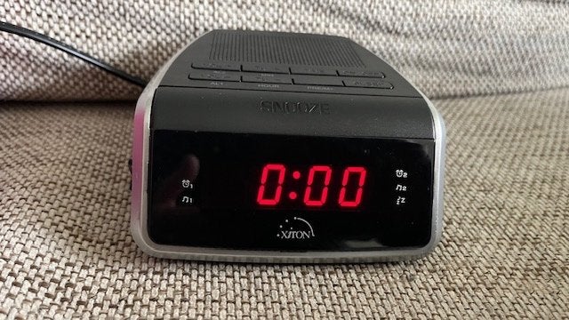 Wekkerradio xiron zwart op stroom en batterijen, een radiofu, Ophalen of Verzenden, Gebruikt
