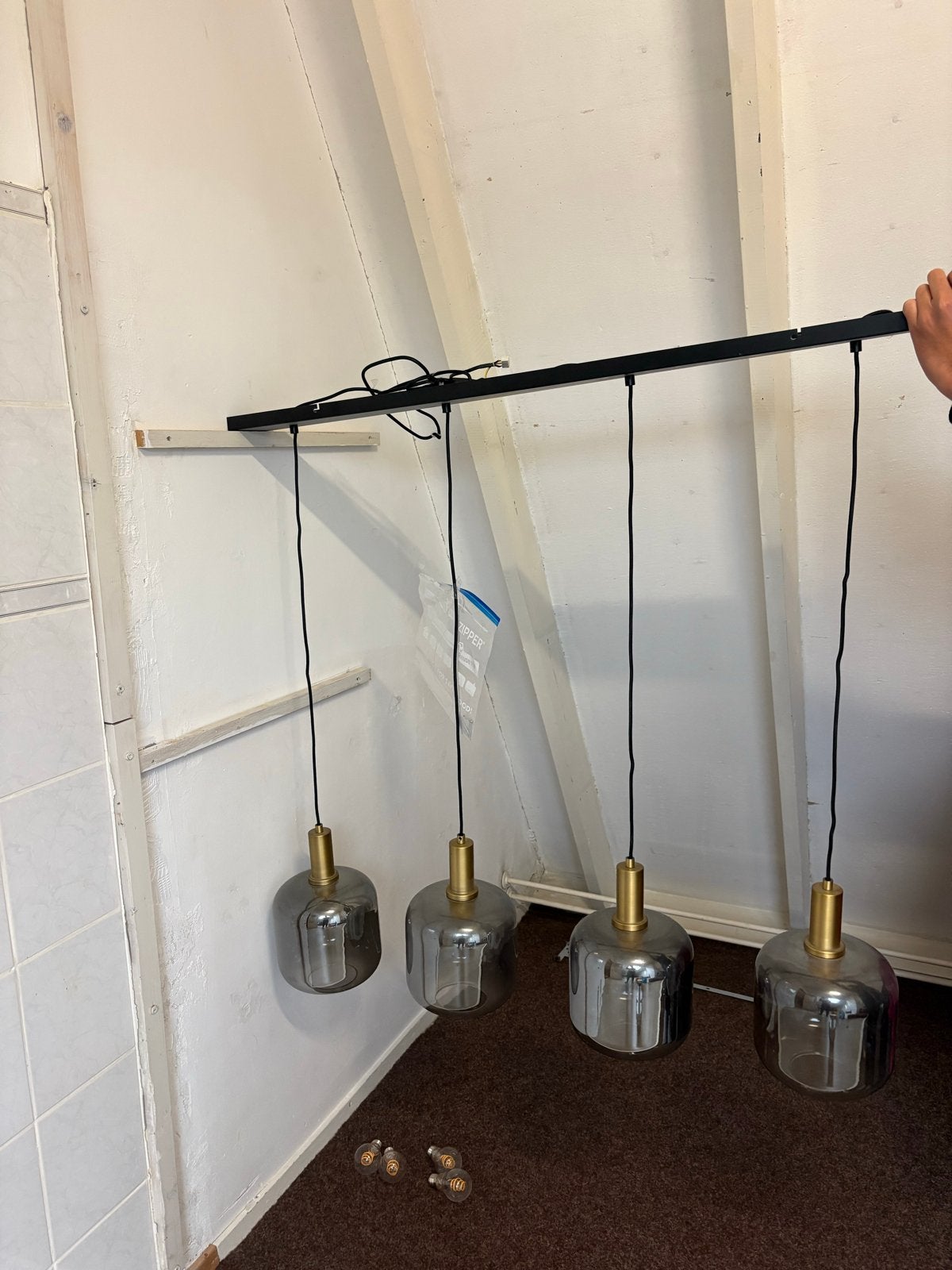 Moderne hanglamp met 4 glazen kappen, Ophalen, Zo goed als nieuw, Glas, E27 (groot)