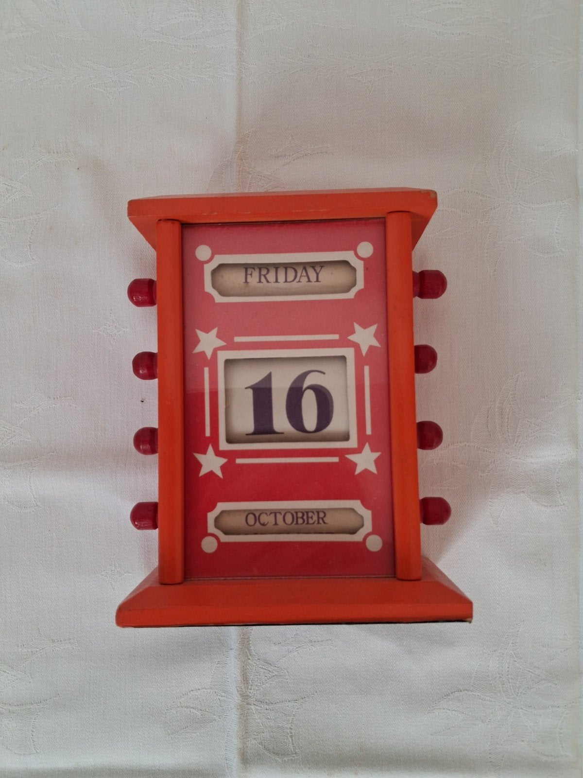 Vintage houten kalender met draaiknopjes, kleur oranje., Ophalen of Verzenden, Jaarkalender, Gebruikt