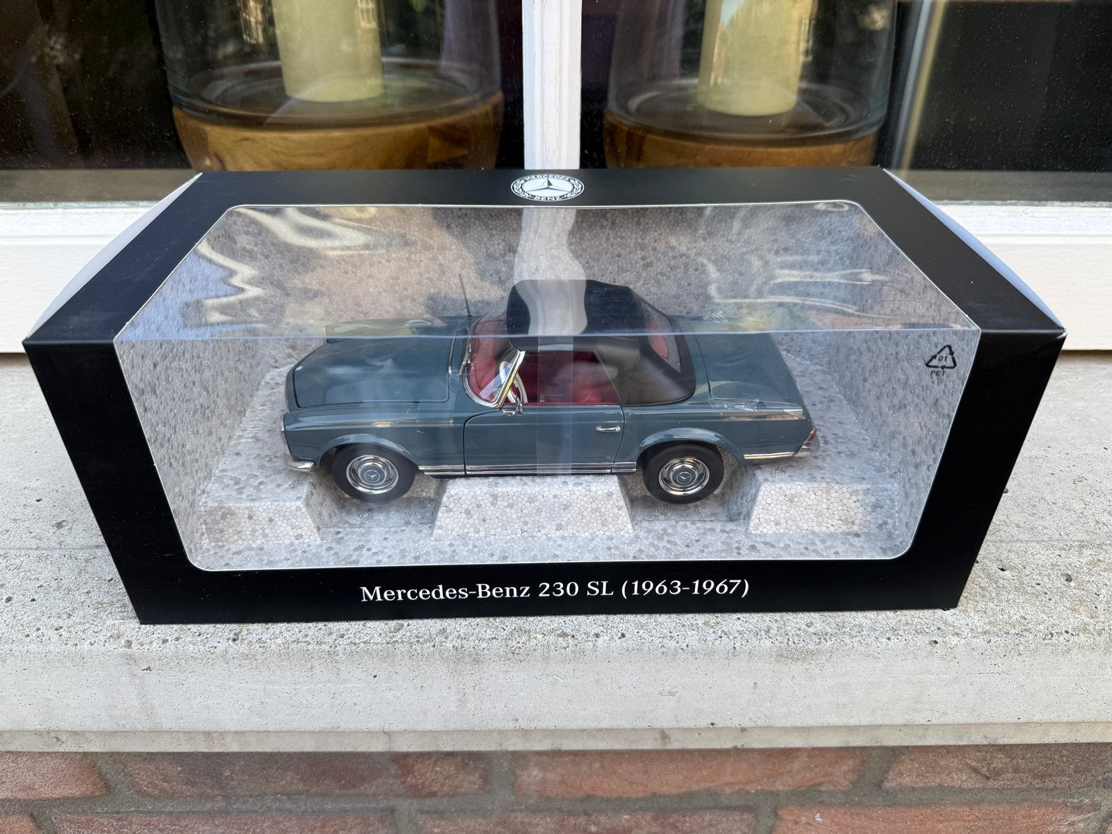 1:18 Mercedes 230 SL Pagode W113 dealer 1963 - 1967 Norev, Auto, Norev, 70-72 Av. de Bohlen, Vaulx-en-Velin, 69120, France, Norev